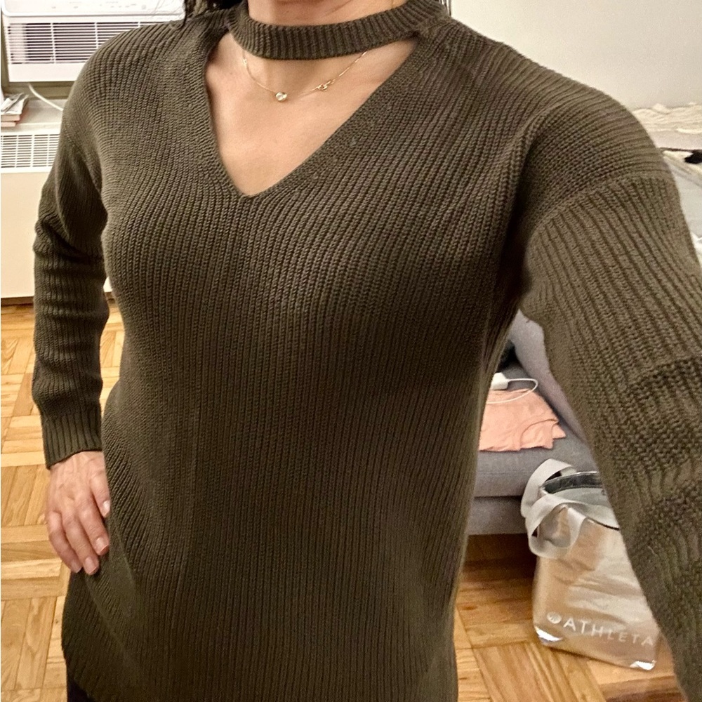 Vince Camuto v-neck cutout ribbed sweater, excellent condition